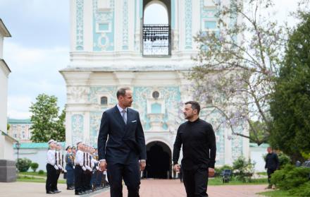 El presidente ucraniano Volodymyr Zelensky (D) y a Haakon, príncipe heredero de Noruega (I) reunidos en Kiev, Ucrania, el 20 de mayo de 2025.