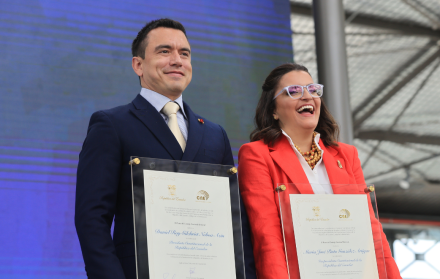 Daniel Noboa y María José Pinto durante la entrega de sus credenciales.