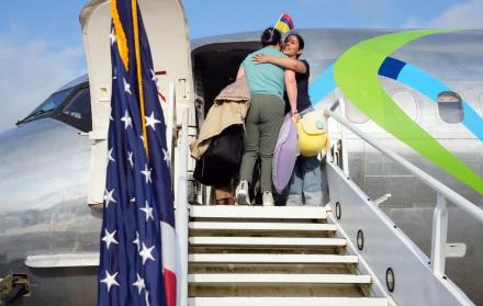 Fotografía publicada por la secretaria de Seguridad Interna, Kristi Noem, en su cuenta oficial de la red social X (@Sec_Noem) de una colombiana embarcando en el primer vuelo de autodeportados de Trump.
