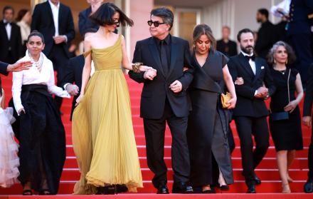 Solmaz Panahi, el director Jafar Panahi (C) y Tahereh Saeedi dirigiéndose a la premiere de 'Un simple accidente', en el Festival de Cine de Cannes 2025.