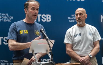 Los miembros de la junta Nacional de Seguridad en el Transporte (NTSB) Brian Young (i) y Michael E. Graham hablan en una rueda de prensa este 19 de mayo de 2025, en Nueva York (Estados Unidos).