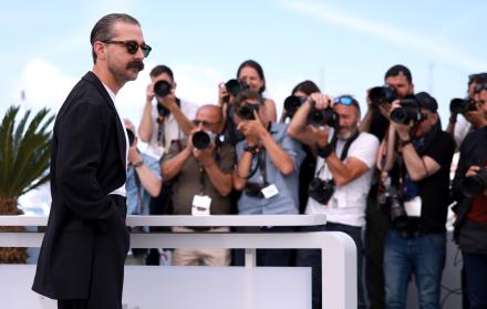 Shia Labeouf durante la sesión de fotos por el estreno de 'Slauson Rec' en Cannes 2025.