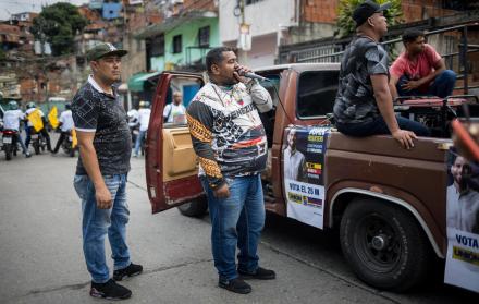 Fotografía del 16 de mayo de 2025 de simpatizantes de un partido político opositor al Gobierno nacional en un acto de campaña en Caracas (Venezuela).