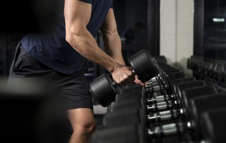 adulto-joven-haciendo-deporte-de-interior-en-el-gimnasio
