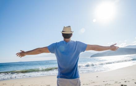 hombre-estirando-los-brazos-en-la-playa