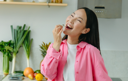 Comer frutas ayuda a la salud.