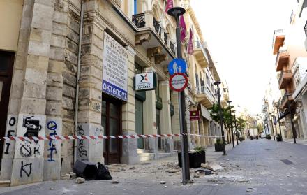 Calles urbanas afectadas por el terremoto ocurrido el 22 de mayo de 2025 en Grecia.