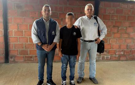 Defensoría del Pueblo de Colombia que muestra a dos funcionarios de la entidad acompañando al niño Lyan Hortúa, luego de su liberación en Jamundí (Colombia).