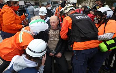 Una persona recibe atención médica durante una marcha de jubilados este miércoles, frente al Congreso de la Nación en Buenos Aires