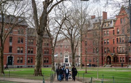 La gente camina por Harvard Yard en el campus de la Universidad de Harvard en Cambridge, Massachusetts, el 15 de abril de 2025.