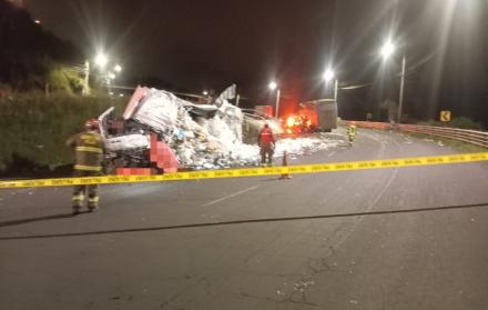 El camión quedó destrozado sobre el carril contrario de la av. Panamericana Norte, tras el accidente contra un bus interprovincial.