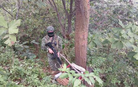 Un militar en una tarea de control