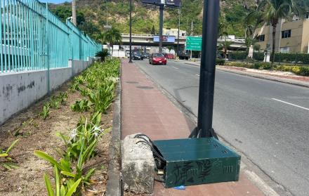Una caja metálica.