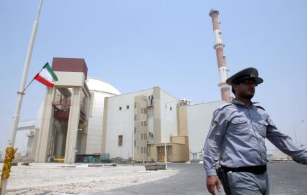 Agente de seguridad iraní caminando frente a la central nuclear de Bushehr, en el sur de Irán