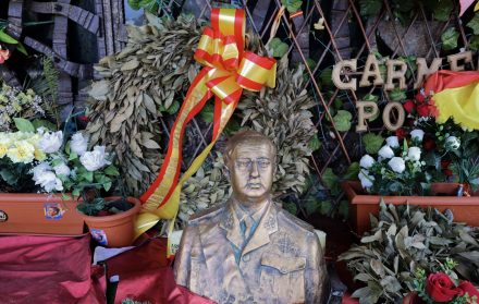 Un busto del dictador español Francisco Franco es retratado en su mausoleo, en el cementerio de Mingorrubio-El Pardo, al norte de Madrid, que ha sido decorado con banderas y mensajes dejados por los fieles, como se muestra en la imagen del 9 de enero de 2