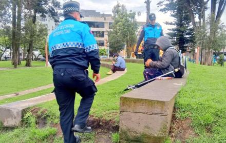 Los residentes y propietarios de locales de La Mariscal reportan incidentes con libadores y personas sin hogar. Los agentes municipales realizan patrullajes constantes.