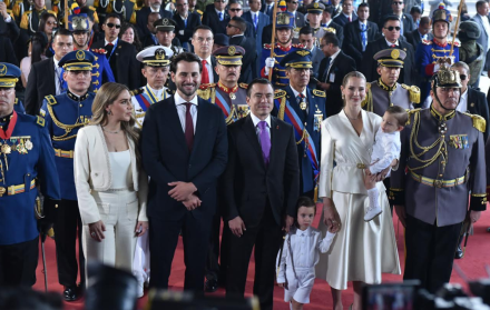 Niels Olsen, presidente del Legislativo, junto a su esposa; y el presidente Daniel Noboa y su familia.