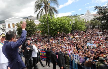 El presidente Daniel Noboa saluda a simpatizantes