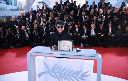 El cineasta iraní Jafar Panahi posa durante la sesión fotográfica de los ganadores tras recibir la Palma de Oro por ‘Un simple accidente’ en la ceremonia de clausura y entrega de premios del 78.º Festival de Cine de Cannes, en Francia