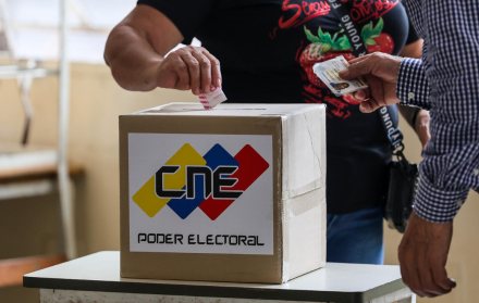 Una persona vota este 25 de mayo de 2025, en Carcas (Venezuela).