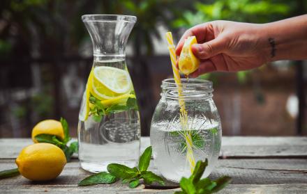 Agua tibia con limón: 3 Beneficios cComprobados y 3 mitos que debes conocer