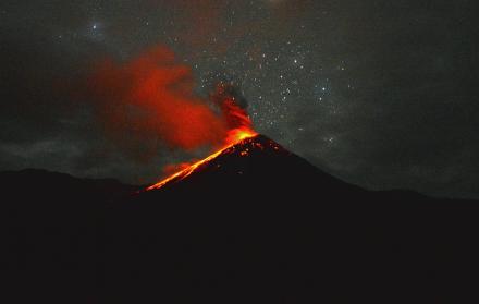 Imagen del volcán Reventador del 1 de enero de 2025. Desde inicios de año el coloso mantiene una constante actividad eruptiva.