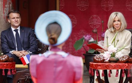 El presidente de Francia, Emmanuel Macron (izq.), y su esposa, Brigitte Macron, asisten a una ceremonia en el Templo de la Literatura en Hanói el 26 de mayo de 2025.