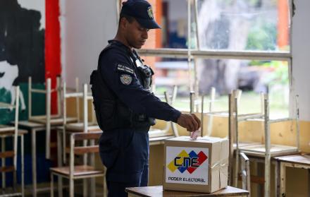 Un integrante de la Policía Nacional Bolivariana vota el domingo 25 de mayo de 2024 en Caracas (Venezuela).