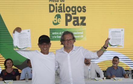 El jefe negociador de la Coordinadora Nacional Ejército Bolivariano (CNEB), Walter Mendoza (i) y el jefe negociador de Gobierno Armando Novoa celebran luego de firmar acuerdos