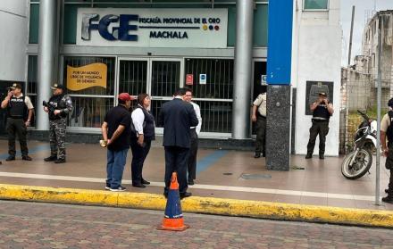 Agentes especializados de la Policía inspeccionaron el edificio de la Fiscalía, en Machala, tras la alerta de explosivos.