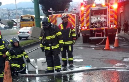 Los Bomberos de Quito limpiaron la calzada de la avenida Simón Bolívar y el tránsito se reanudó.