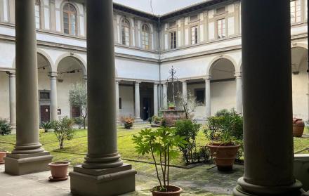 Uno de los claustros de la basílica del Santo Spirito de Florencia que los frailes agustinos intentan evitar que sea convertido en un hotel de lujo.