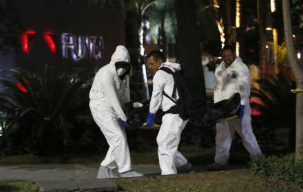 peritos forenses que cargan un cuerpo que fue encontrado en el estado de Guanajuato, México.
