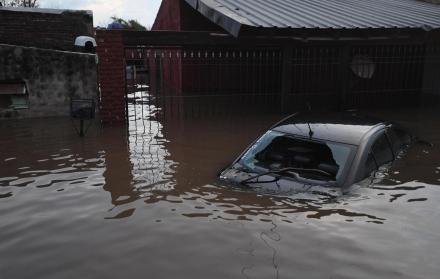 un vehículo hundido en el agua en una calle inundada en Campana, Buenos Aires (Argentina).