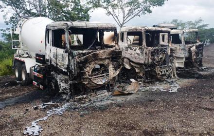 Concesión Autopista del Río Grande este lunes que muestra vehículos incinerados durante una presunta acción terrorista en Pelaya (Colombia).