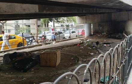 Indigencia y suciedad debajo de puentes en Guayaquil