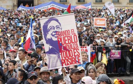 Personas mientras escuchan un discurso del presidente de Colombia, Gustavo Petro.
