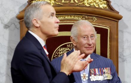 El primer ministro de Canadá, Mark Carney, aplaude después de que el rey Carlos III de Gran Bretaña pronunciara el Discurso del Trono durante la apertura de la primera sesión del 45.º Parlamento de Canadá en el Senado de Canadá, en Ottawa, el 27 de mayo d