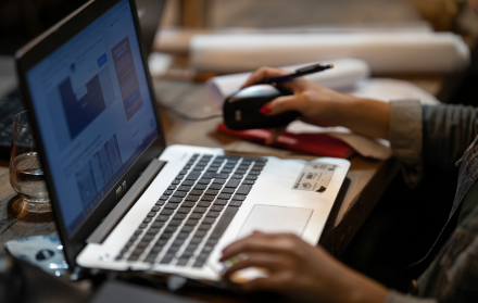 La plataforma digital de la Senescyt ha presentado fallas por el alto tráfico de usuarios, lo que obligó a extender el plazo del Registro Nacional hasta el 1 de junio de 2025.