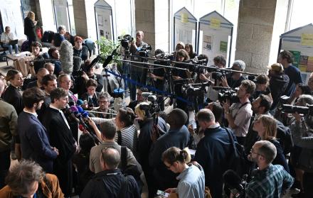 Los abogados del cirujano jubilado Joel Le Scouarnec Maxime Tessier (2.º por la izquierda) responde a las preguntas de los periodistas en el tribunal al final del juicio del cirujano jubilado Joel Le Scouarnec, acusado de agredir o violar a 299 pacientes