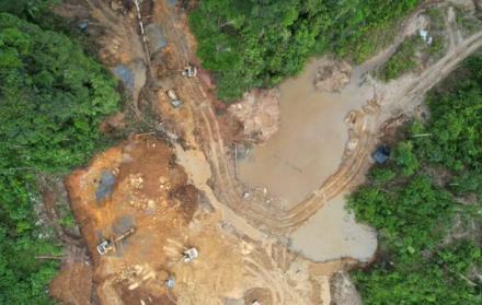 Ecuador+minería+concesiones suspendidas