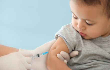 Profesionales de la salud preparan las dosis en un centro médico de Quito como parte de la jornada de vacunación por el Día del Niño.