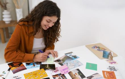 mujer-de-tiro-medio-creando-un-tablero-de-vision-inspirador