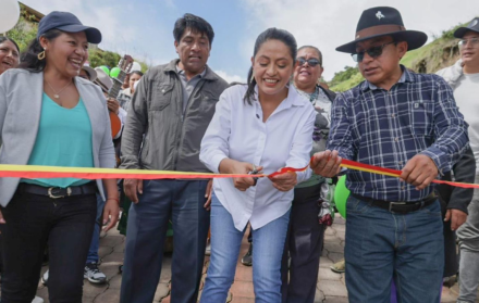 La prefecta Paola Pabón estuvo en la comunidad de Cangahuapungo. Inauguró una vía, que dijo potenciará las actividades agrícolas, el turismo y el comercio.