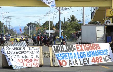trabajadores bananeros bloqueando una carretera en Changuinola, provincia caribeña de Bocas del Toro (Panamá).