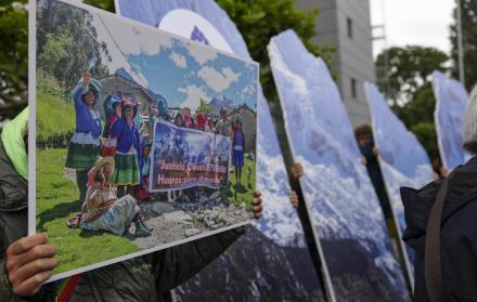 Un activista de la organización ambiental alemana Germanwatch sostiene una foto de activistas persas ante el Tribunal Regional Superior antes de la sentencia en Hamm, Alemania Occidental, el 28 de mayo de 2025.