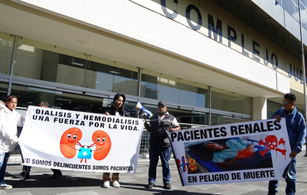 Plantón de pacientes renales en las afueras del Complejo Judicial Norte.