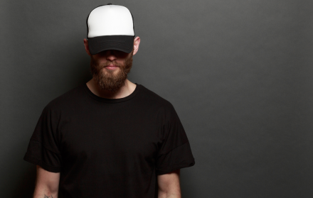 Gorras todos los días: entre la moda, la comodidad y el lenguaje no verbal.