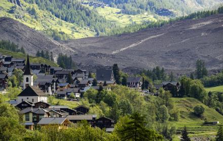 ueblo de Kippel en primer plano, tras una avalancha masiva provocada por el derrumbe del glaciar Birch que casi destruyó el pueblo de Blatten, Suiza, el 29 de mayo de 2025.