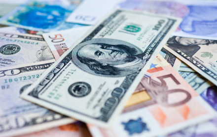 Billetes que representan las divisas sujetas al Impuesto a la Salida de Divisas (ISD) supervisado por el SRI en Ecuador.